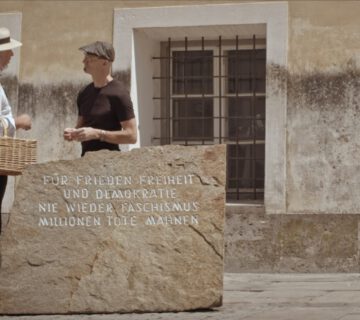 „Wer hat Angst vor Braunau“ – Jugendarbeit Burghausen und Kulturbüro zeigen den Dokumentarfilm über Hitlers Geburtsort am 25. Januar 2024 im Ankersaal. © DIMDIMFILM