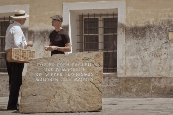 „Wer hat Angst vor Braunau“ – Jugendarbeit Burghausen und Kulturbüro zeigen den Dokumentarfilm über Hitlers Geburtsort am 25. Januar 2024 im Ankersaal. © DIMDIMFILM