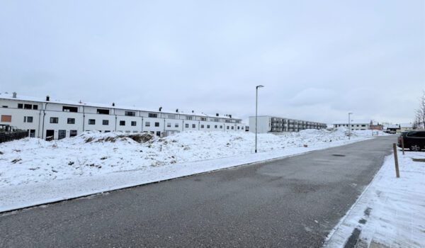 Auf den beiden insgesamt etwa 4.000 Quadratmeter großen Grundstücken der BuWoG an der Paul-Klee-Straße, wo jetzt noch so mancher Erdhügel liegt, entstehen bis Ende des Jahres 2026 circa 40 Wohnungen. © Markus Huber