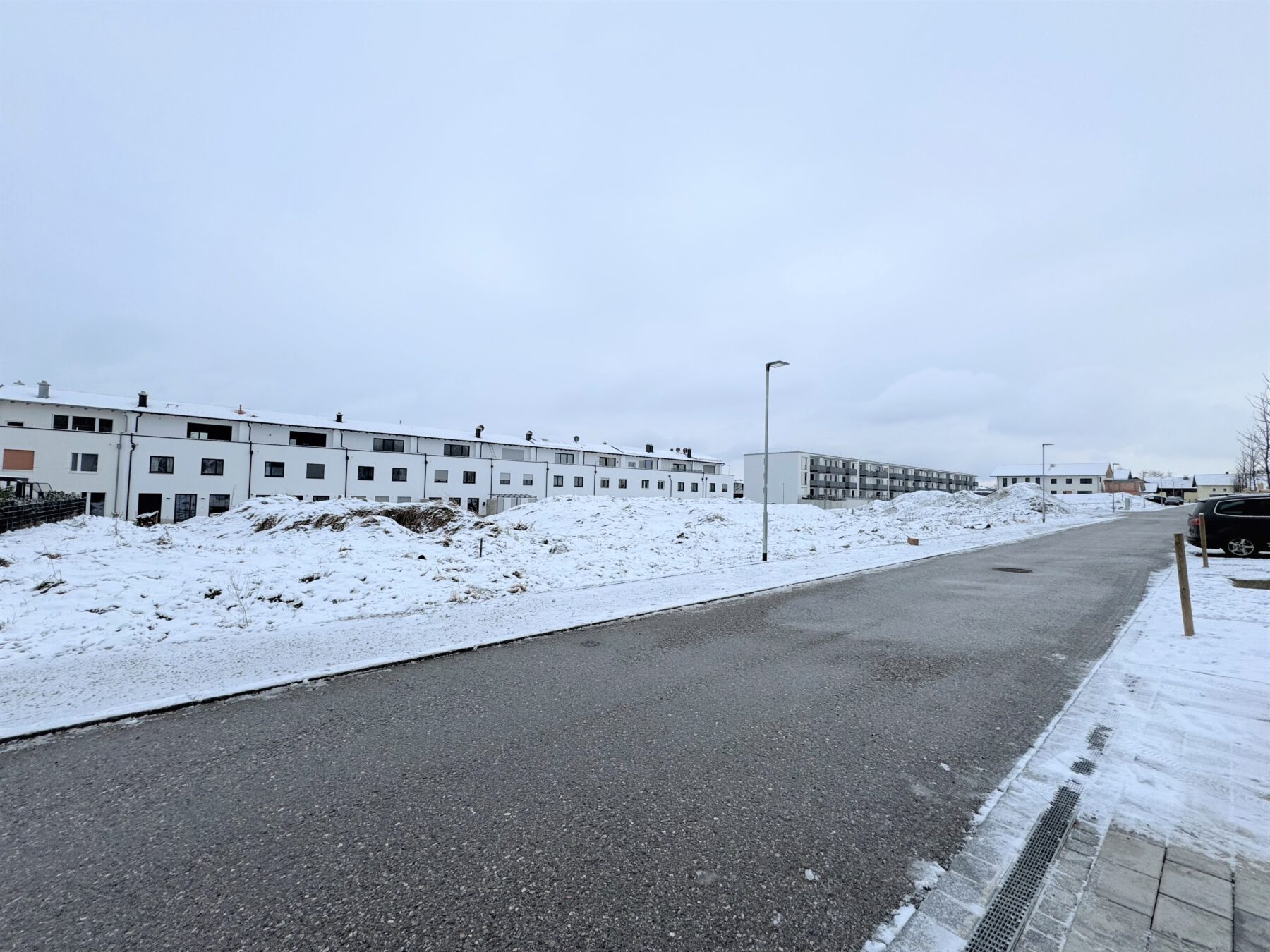 Auf den beiden insgesamt etwa 4.000 Quadratmeter großen Grundstücken der BuWoG an der Paul-Klee-Straße, wo jetzt noch so mancher Erdhügel liegt, entstehen bis Ende des Jahres 2026 circa 40 Wohnungen. © Markus Huber