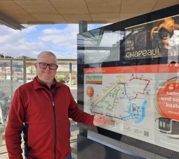 Martin Hinterwinkler, Mobilitätsbeauftragter der Stadt Burghausen, mit der digitalen Anzeigetafel am Busbahnhof © Stadt Burghausen/ebh