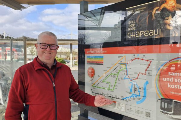 Martin Hinterwinkler, Mobilitätsbeauftragter der Stadt Burghausen, mit der digitalen Anzeigetafel am Busbahnhof © Stadt Burghausen/ebh Martin Hinterwinkler, Mobilitätsbeauftragter der Stadt Burghausen, mit der digitalen Anzeigetafel am Busbahnhof © Stadt Burghausen/ebh