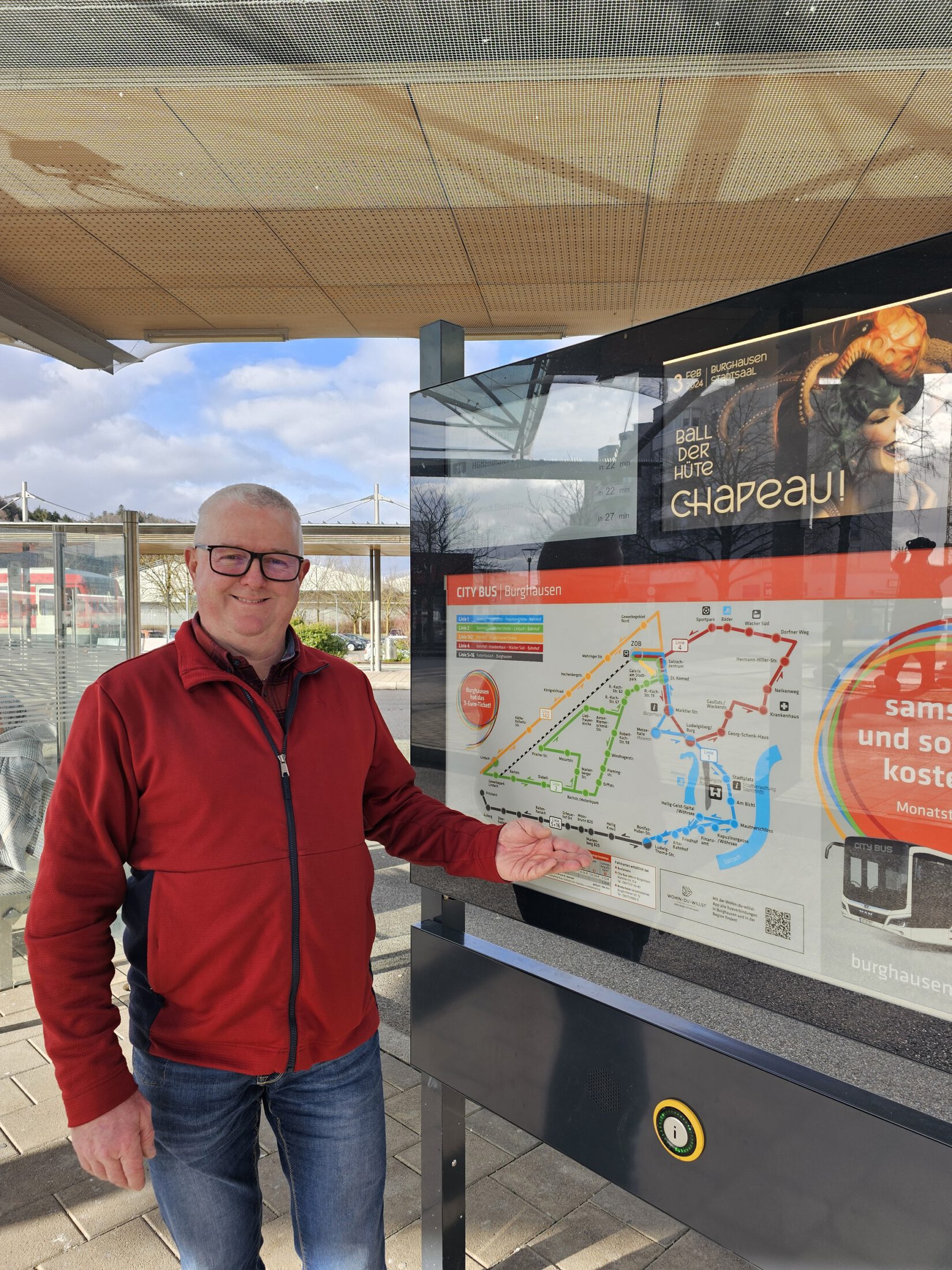 Martin Hinterwinkler, Mobilitätsbeauftragter der Stadt Burghausen, mit der digitalen Anzeigetafel am Busbahnhof © Stadt Burghausen/ebh