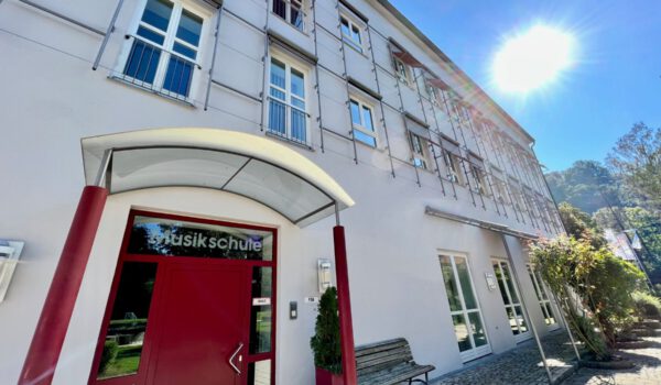 Die schöne Burghauser Musikschule zwischen Grüben und Salzach wird am 9. März 2024 Bühne für das Winterkonzert. Fotocredit: Stadt Burghausen/köx