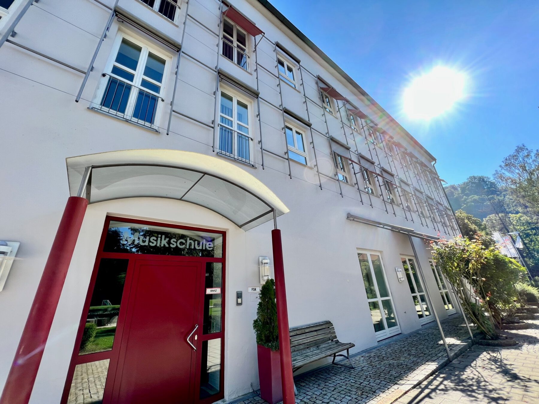 Die schöne Burghauser Musikschule zwischen Grüben und Salzach wird am 9. März 2024 Bühne für das Winterkonzert. Fotocredit: Stadt Burghausen/köx