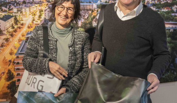 Umweltfreundlich, praktisch und eine schöne Erinnerung an die Jane-Goodall-Veranstaltung – die neue nachhaltige Burghausen Tasche, jede ist ein Unikat. Fotocredit: Stadt Burghausen