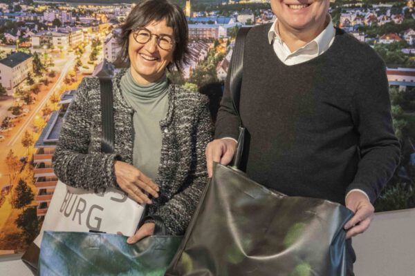 Umweltfreundlich, praktisch und eine schöne Erinnerung an die Jane-Goodall-Veranstaltung – die neue nachhaltige Burghausen Tasche, jede ist ein Unikat. Fotocredit: Stadt Burghausen
