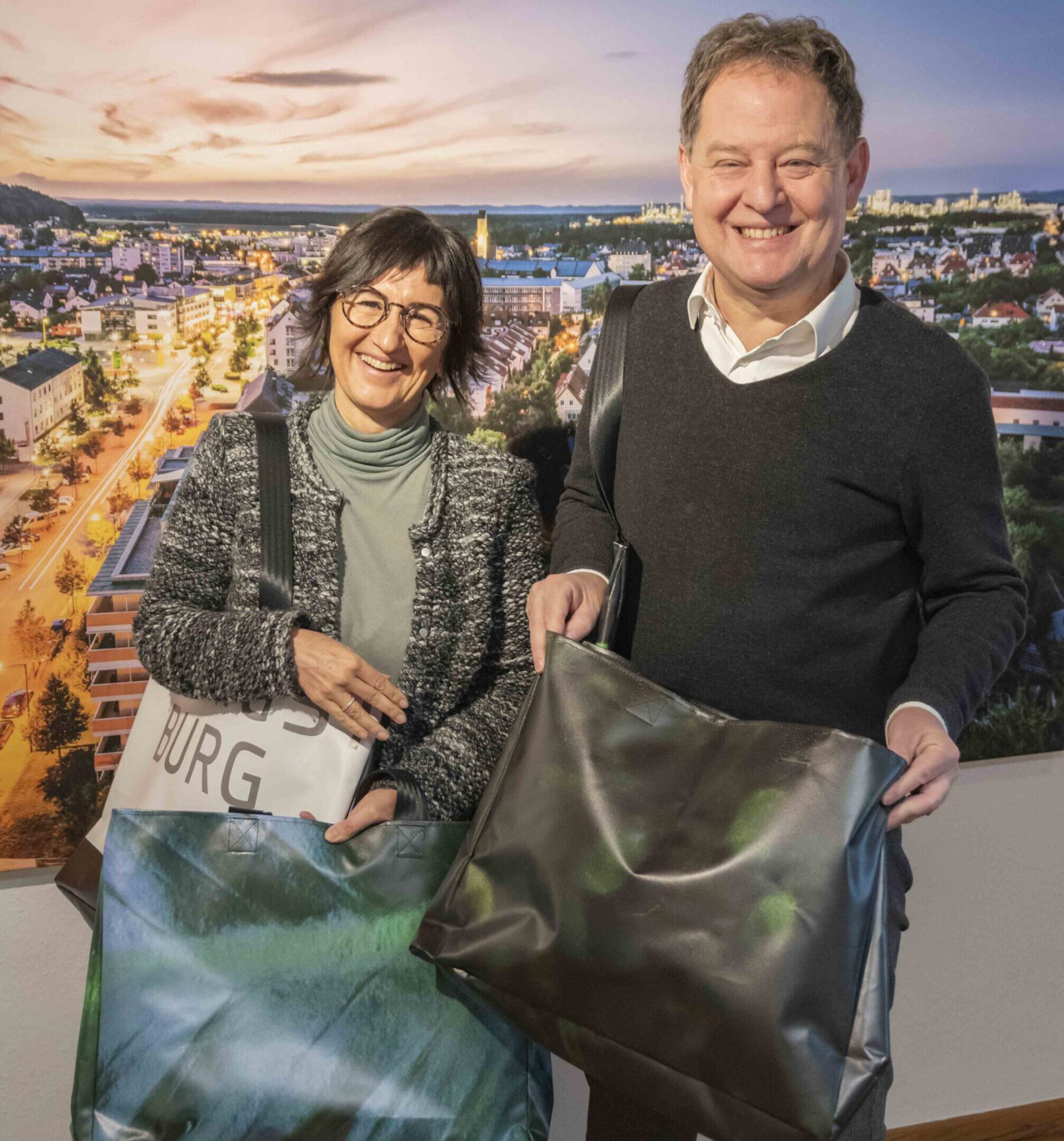 Umweltfreundlich, praktisch und eine schöne Erinnerung an die Jane-Goodall-Veranstaltung – die neue nachhaltige Burghausen Tasche, jede ist ein Unikat. Fotocredit: Stadt Burghausen