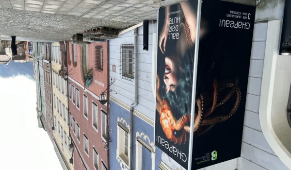 Der Eingang zum Stadtsaalgebäude, in dem aktuell die Vorbereitungen auf Hochtouren laufen. Es ist Ballzeit in der Stadt! Fotocredit: Stadt Burghausen/köx