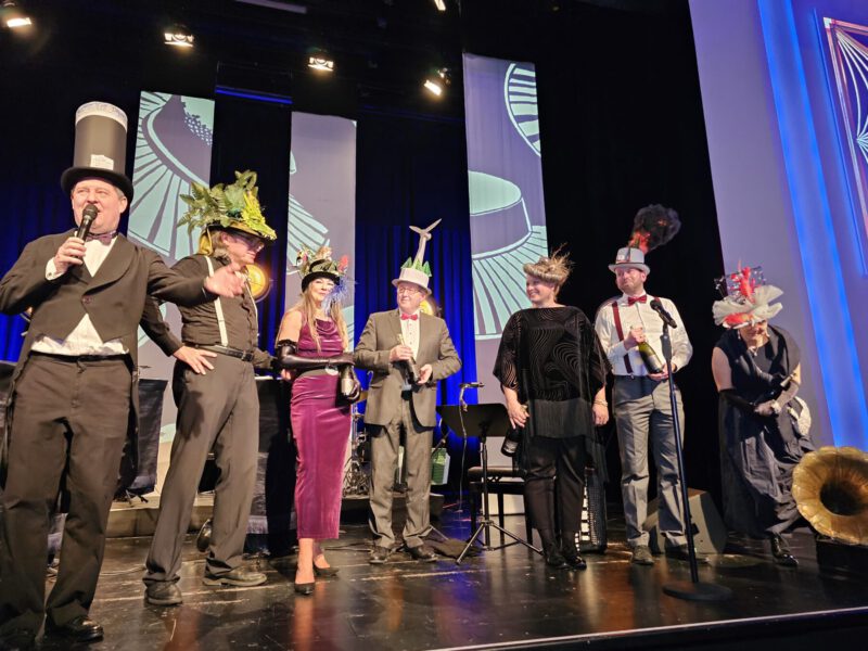 Erster Bürgermeister Florian Schneider prämierte die außergewöhnlichsten Hüte. Foto Eberle 