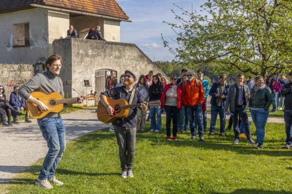 Solokünstler, Duos oder Gruppen – Musik in aller Vielfalt gibt es bei Music for Peace. © Burghauser Touristik GmbH Solokünstler, Duos oder Gruppen – Musik in aller Vielfalt gibt es bei Music for Peace. © Burghauser Touristik GmbH