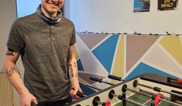 Kevin Schwahn, Praktikant im JUZ, etablierte während seines Praktikum wöchentliche Kicker-Turniere im JUZ. © Stadt Burghausen/ebh Kevin Schwahn, Praktikant im JUZ, etablierte während seines Praktikum wöchentliche Kicker-Turniere im JUZ. © Stadt Burghausen/ebh