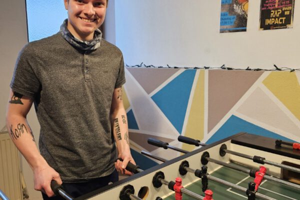 Kevin Schwahn, Praktikant im JUZ, etablierte während seines Praktikum wöchentliche Kicker-Turniere im JUZ. © Stadt Burghausen/ebh