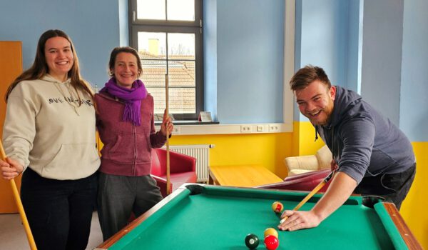 Das Team des FZH probiert den Billardtisch im neuen Spieleraum aus. Der Spieleraum muss nicht gemietet werden, sondern steht alle zu den Öffnungszeiten des Freizeitheims offen © Stadt Burghausen/ebh