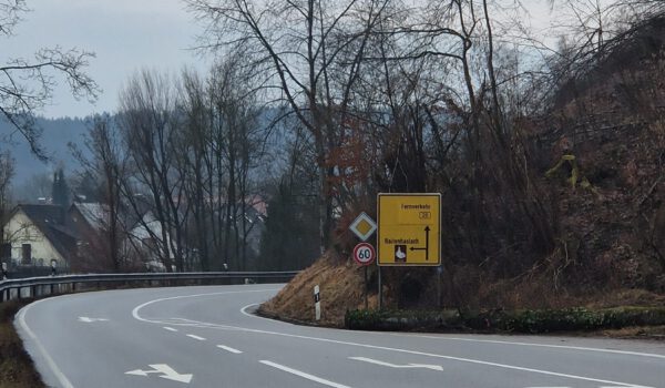 Von 12. bis 16. Februar 2024 ist die Staatsstraße nach Raitenhaslach wegen wichtiger Baumfällarbeiten gesperrt. © Stadt Burghausen/ebh
