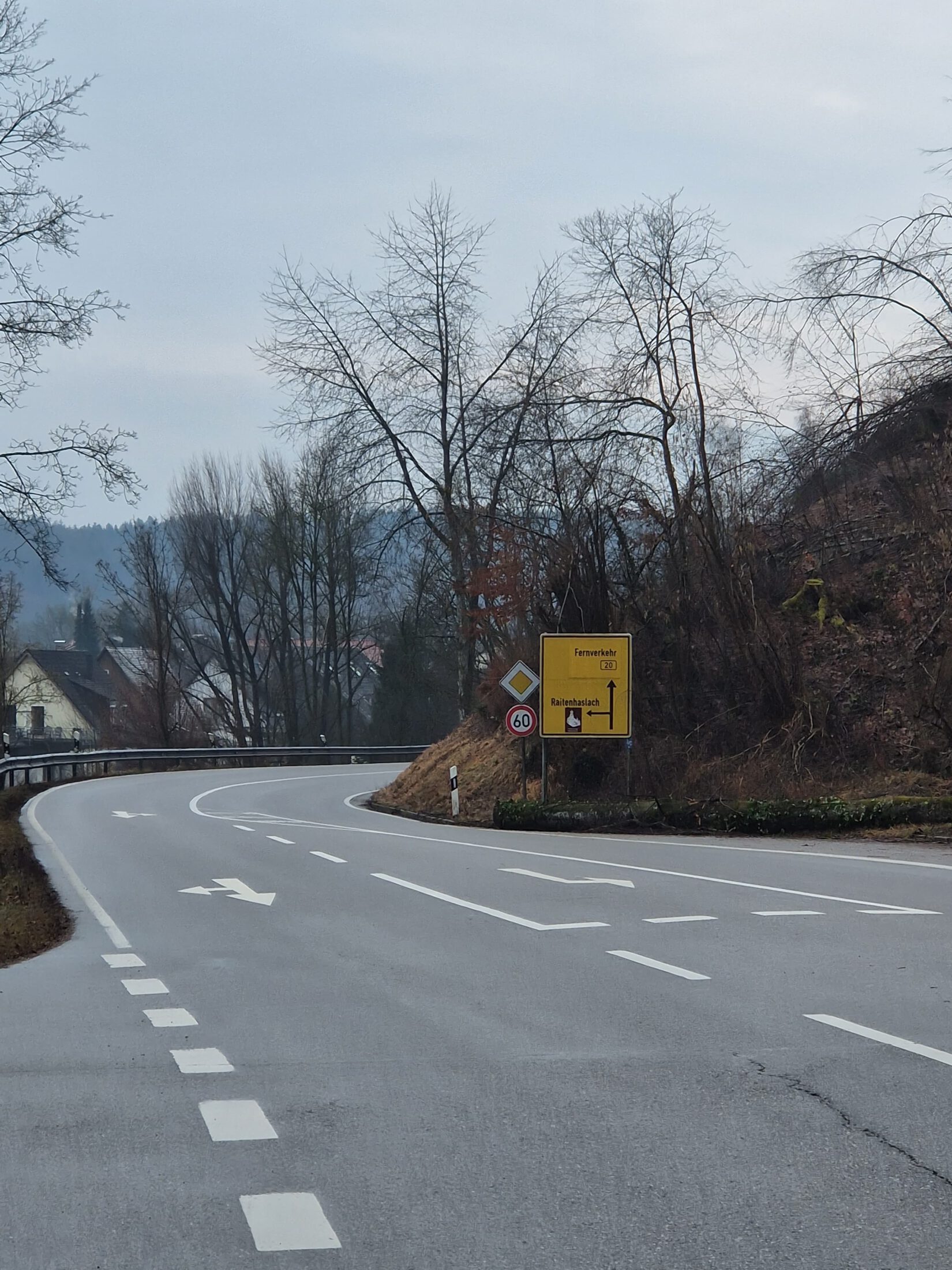 Von 12. bis 16. Februar 2024 ist die Staatsstraße nach Raitenhaslach wegen wichtiger Baumfällarbeiten gesperrt. © Stadt Burghausen/ebh