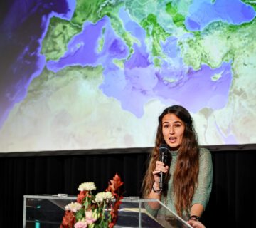 Absolut schützenswerte Räume – die Ozeane: Wissenschaftlerin Verónica Relaño Écija während ihrer Rede bei der Preisverleihung in Aachen im November 2023 © Leonhard Simon