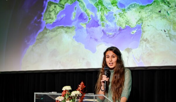 Absolut schützenswerte Räume – die Ozeane: Wissenschaftlerin Verónica Relaño Écija während ihrer Rede bei der Preisverleihung in Aachen im November 2023 © Leonhard Simon