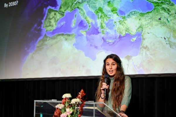 Absolut schützenswerte Räume – die Ozeane: Wissenschaftlerin Verónica Relaño Écija während ihrer Rede bei der Preisverleihung in Aachen im November 2023 © Leonhard Simon Absolut schützenswerte Räume – die Ozeane: Wissenschaftlerin Verónica Relaño Écija während ihrer Rede bei der Preisverleihung in Aachen im November 2023 © Leonhard Simon