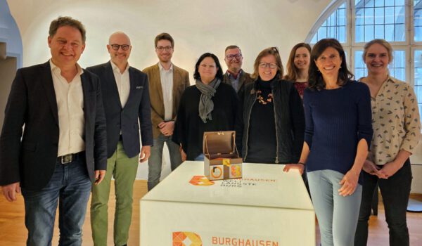 Erster Bürgermeister Florian Schneider, Prof. Dr. Jan-Diederich Lüken, Philipp Berndl, Petra Köberl und Christian Haas, Studierende am Campus Burghausen, Birgit Reineke-Reiprich, Leiterin des Kulturbüros, Sarah Freudlsperger, Leiterin des Umweltamts, Prof. Dr. Silvia Seibold und Verena Steiner, Klimaschutzmanagerin der Stadt Burghausen. © Stadt Burghausen/ebh