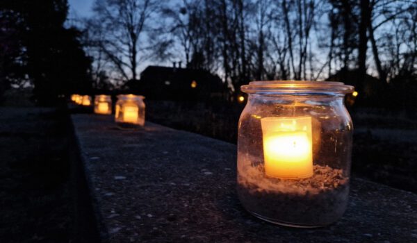Viele Kerzen flackerten zur Gedenkveranstaltung für die Opfer des Holocaust am 27. Januar 2024 auf den Mauern im Botanischen Garten. Die Mauern stellen den Grundriss der Villa Galitzenstein dar. Fotocredit: Stadt Burghausen/ebh
