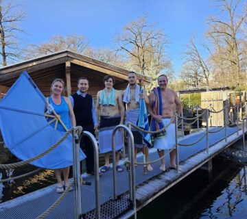 Freuen sich über den neuen Besucherrekord in der Sauna: Joanna Stepinski, Teamleiterin der Sauna, Bäderleiter Stefan Sajdak, Leon Biedersberger, Fachangestellter für Bäderbetriebe, Eric Hamann, Azubi zum Fachangestellten für Bäderbetriebe, und Ronald Maier, Rettungsschwimmer und Aushilfe in der Sauna. © Stadt Burghausen/ebh