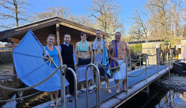 Freuen sich über den neuen Besucherrekord in der Sauna: Joanna Stepinski, Teamleiterin der Sauna, Bäderleiter Stefan Sajdak, Leon Biedersberger, Fachangestellter für Bäderbetriebe, Eric Hamann, Azubi zum Fachangestellten für Bäderbetriebe, und Ronald Maier, Rettungsschwimmer und Aushilfe in der Sauna. © Stadt Burghausen/ebh