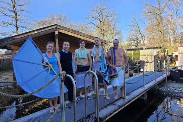 Freuen sich über den neuen Besucherrekord in der Sauna: Joanna Stepinski, Teamleiterin der Sauna, Bäderleiter Stefan Sajdak, Leon Biedersberger, Fachangestellter für Bäderbetriebe, Eric Hamann, Azubi zum Fachangestellten für Bäderbetriebe, und Ronald Maier, Rettungsschwimmer und Aushilfe in der Sauna. © Stadt Burghausen/ebh Freuen sich über den neuen Besucherrekord in der Sauna: Joanna Stepinski, Teamleiterin der Sauna, Bäderleiter Stefan Sajdak, Leon Biedersberger, Fachangestellter für Bäderbetriebe, Eric Hamann, Azubi zum Fachangestellten für Bäderbetriebe, und Ronald Maier, Rettungsschwimmer und Aushilfe in der Sauna. © Stadt Burghausen/ebh