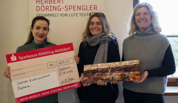 Mariella Röben, Geschäftsstellenleiterin des Kinderschutzbundes Kreisverband Burghausen-Altötting e. V., Ines Auerbach, Leiterin des Hauses der Fotografie, und Birgit Stadler, Mitarbeiterin im Haus der Fotografie. Fotocredit: Stadt Burghausen/ebh