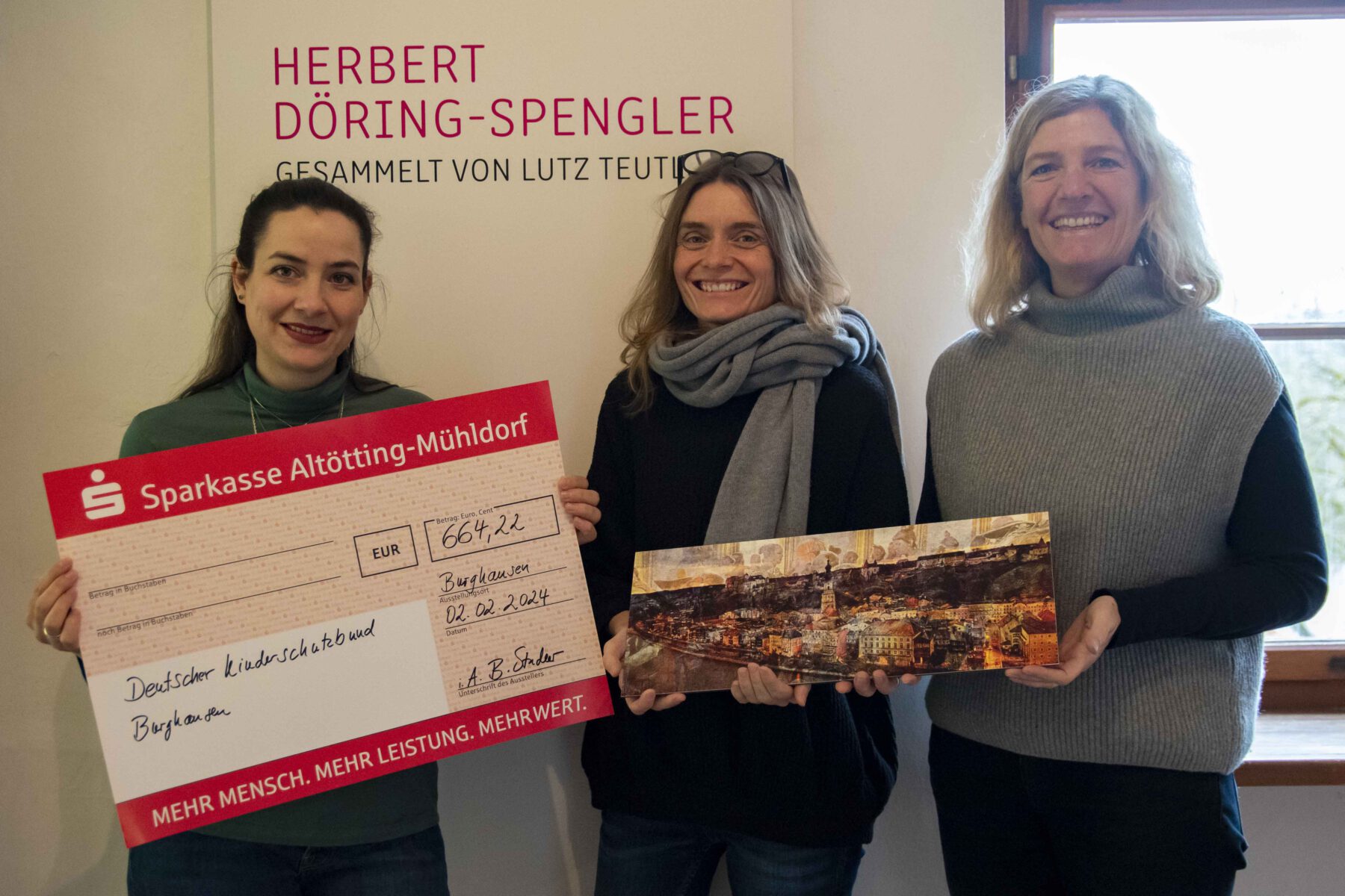 Mariella Röben, Geschäftsstellenleiterin des Kinderschutzbundes Kreisverband Burghausen-Altötting e. V., Ines Auerbach, Leiterin des Hauses der Fotografie, und Birgit Stadler, Mitarbeiterin im Haus der Fotografie. Fotocredit: Stadt Burghausen/ebh