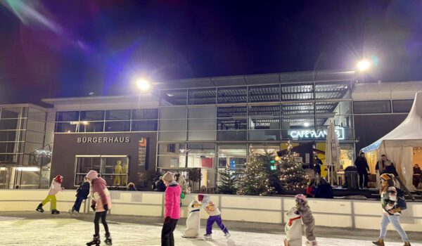 Nach den Faschingsferien 2024 werden die beiden Eisflächen am Bürgerplatz abgebaut. Am 16. Februar findet nochmal eine Eisdisco statt. © Stadt Burghausen/köx