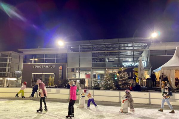 Nach den Faschingsferien 2024 werden die beiden Eisflächen am Bürgerplatz abgebaut. Am 16. Februar findet nochmal eine Eisdisco statt. © Stadt Burghausen/köx Nach den Faschingsferien 2024 werden die beiden Eisflächen am Bürgerplatz abgebaut. Am 16. Februar findet nochmal eine Eisdisco statt. © Stadt Burghausen/köx