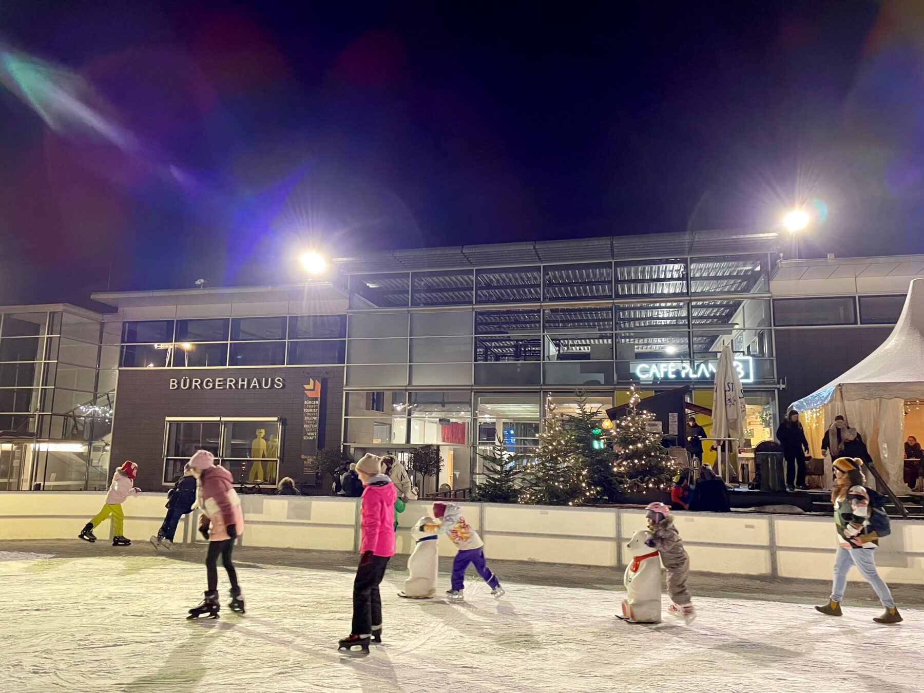 Nach den Faschingsferien 2024 werden die beiden Eisflächen am Bürgerplatz abgebaut. Am 16. Februar findet nochmal eine Eisdisco statt. © Stadt Burghausen/köx