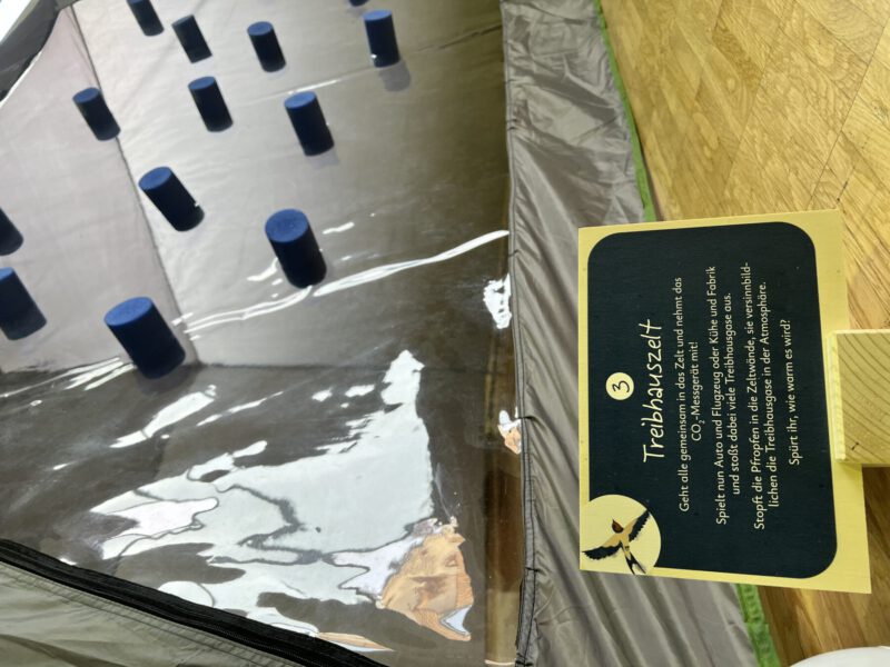 Im Treibhauszelt erfahren Kinder spielerisch wie schnell sich die Erde erwärmt © Stadt Burghausen/köx