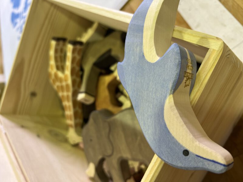 Kleine Holzfiguren laden Kinder ein, kreativ zu sein © Stadt Burghausen/ebh