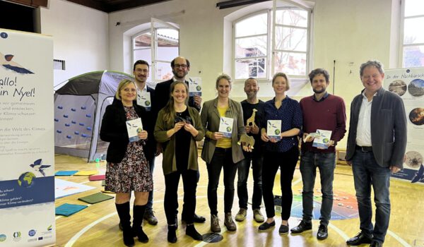 Rektorin Julia Schumergruber (Hans Stethaimer Schule), Martin Hofbauer (LRA Rottal-Inn), Angelika Wimmer (KEM Oberinnviertel), Fabian Wenger (KEM Mattigtal), Verena Steiner (Klimaschutzmanagerin Stadt Burghausen), Dritter Bürgermeister Stefan Angstl, Eva Zangerle (Produktion, Design & Konzeption der Ausstellung), Stefan Sowa (LRA Altötting), Erster Bürgermeister Florian Schneider © Stadt Burghausen/köx