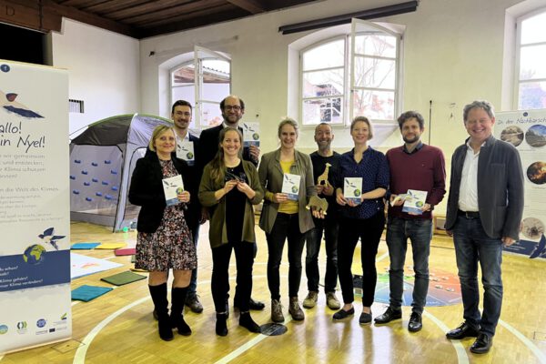 Rektorin Julia Schumergruber (Hans Stethaimer Schule), Martin Hofbauer (LRA Rottal-Inn), Angelika Wimmer (KEM Oberinnviertel), Fabian Wenger (KEM Mattigtal), Verena Steiner (Klimaschutzmanagerin Stadt Burghausen), Dritter Bürgermeister Stefan Angstl, Eva Zangerle (Produktion, Design & Konzeption der Ausstellung), Stefan Sowa (LRA Altötting), Erster Bürgermeister Florian Schneider © Stadt Burghausen/köx Rektorin Julia Schumergruber (Hans Stethaimer Schule), Martin Hofbauer (LRA Rottal-Inn), Angelika Wimmer (KEM Oberinnviertel), Fabian Wenger (KEM Mattigtal), Verena Steiner (Klimaschutzmanagerin Stadt Burghausen), Dritter Bürgermeister Stefan Angstl, Eva Zangerle (Produktion, Design & Konzeption der Ausstellung), Stefan Sowa (LRA Altötting), Erster Bürgermeister Florian Schneider © Stadt Burghausen/köx
