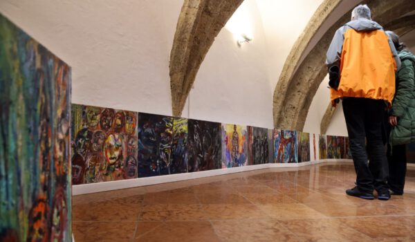 „LAND PASSION“ von Josef Schneider: Auf 33 Ölgemälden zeigt der Künstler die Passion Christi. Foto Gerhard Nixdorf