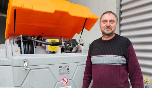 Georg Schnaitl, stellvertretender Leiter des Bauhofs vor den Tanks mit dem HVO 100-Diesel am Bauhof. Nach und nach soll möglichst der gesamte Fuhrpark des Bauhofs mit dem nachhaltigen Kraftstoff fahren. Foto Stadt Burghausen/ebh