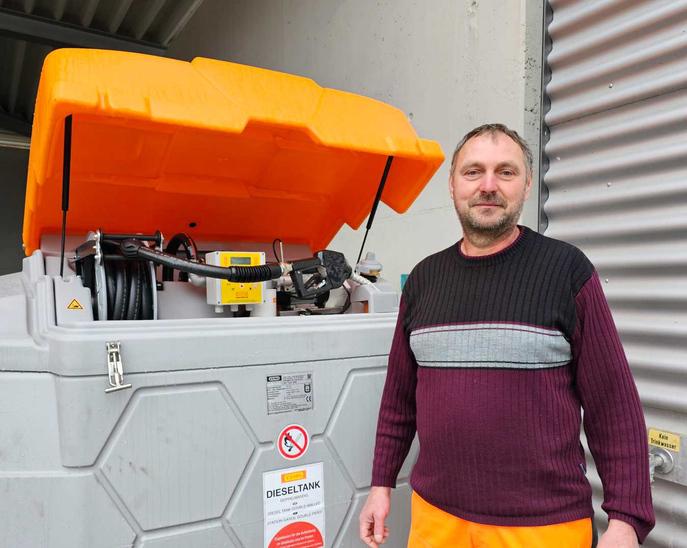 Georg Schnaitl, stellvertretender Leiter des Bauhofs vor den Tanks mit dem HVO 100-Diesel am Bauhof. Nach und nach soll möglichst der gesamte Fuhrpark des Bauhofs mit dem nachhaltigen Kraftstoff fahren. Foto Stadt Burghausen/ebh