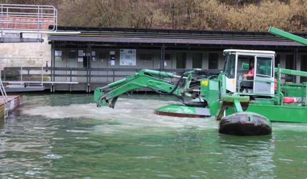 Millimeterarbeit am Laubfänger: Gekonnt rangierte der Bootsführer den Schwimmbagger in den Sprungturmbereich © Stadt Burghausen/sast