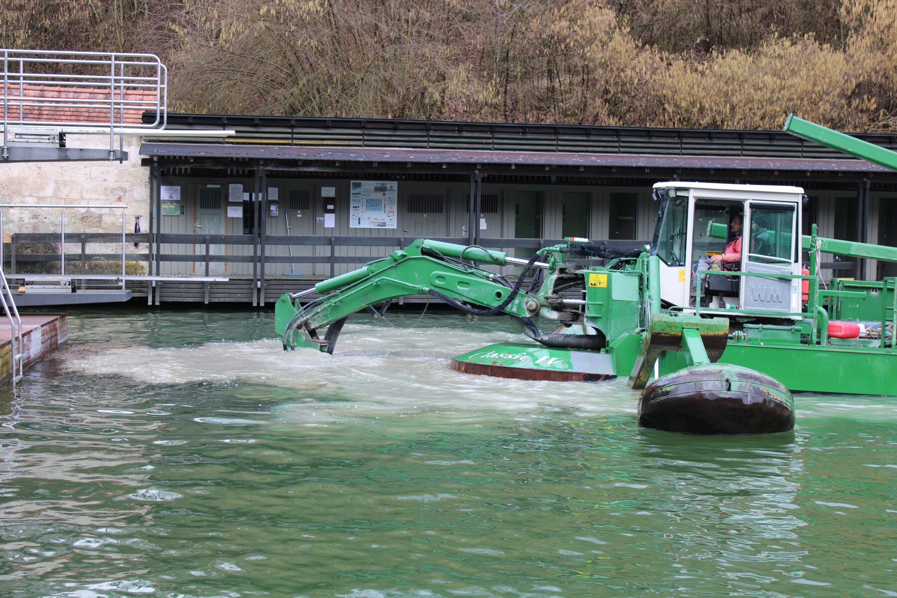 Millimeterarbeit am Laubfänger: Gekonnt rangierte der Bootsführer den Schwimmbagger in den Sprungturmbereich © Stadt Burghausen/sast