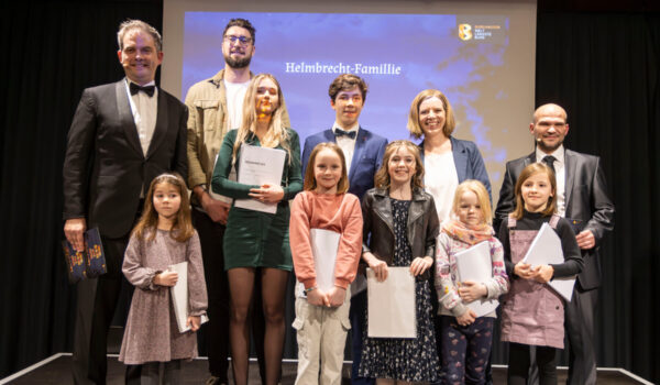 Eine nette Familie mit Faible fürs Schauspiel: Die Darsteller der Helmbrecht-Familie für das Freilichtspiel 2025 in Burghausen © Dirk Hermes