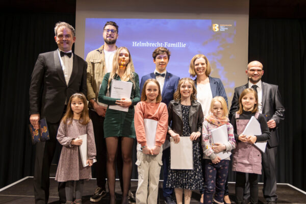 Eine nette Familie mit Faible fürs Schauspiel: Die Darsteller der Helmbrecht-Familie für das Freilichtspiel 2025 in Burghausen © Dirk Hermes Eine nette Familie mit Faible fürs Schauspiel: Die Darsteller der Helmbrecht-Familie für das Freilichtspiel 2025 in Burghausen © Dirk Hermes