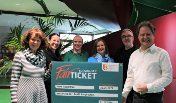 Schreiben soziale Gerechtigkeit groß: (v. li.) Sozialreferentin Sabine Bachmeier, Christine Auberger, Leiterin Haus der Familie, Elli Huster, Bürgerinsel, Elisabeth Rummert, Leiterin Sozialamt, Hannes Schwankner, Leiter Jugendarbeit, Florian Schneider, Erster Bürgermeister Foto Stadt Burghausen/sast