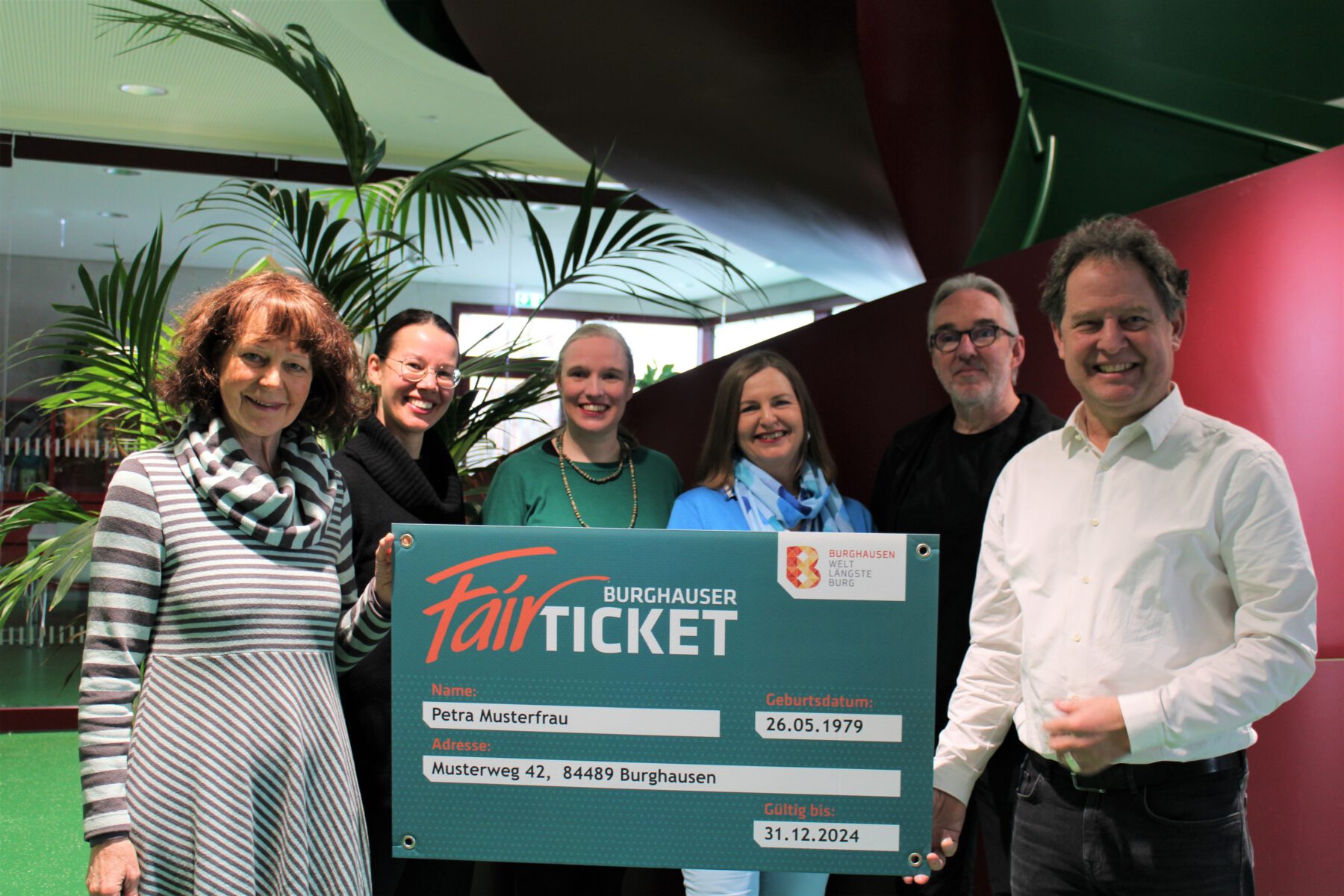 Schreiben soziale Gerechtigkeit groß: (v. li.) Sozialreferentin Sabine Bachmeier, Christine Auberger, Leiterin Haus der Familie, Elli Huster, Bürgerinsel, Elisabeth Rummert, Leiterin Sozialamt, Hannes Schwankner, Leiter Jugendarbeit, Florian Schneider, Erster Bürgermeister Foto Stadt Burghausen/sast