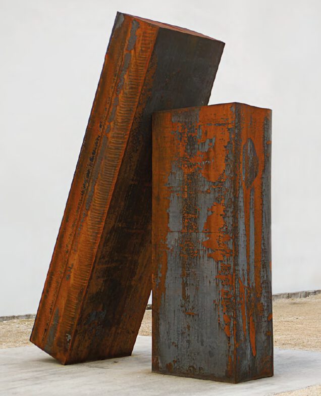 Eine Skulptur mit vielen Aussagen: „Anlehnung I“ des Stahl-Bildhauers Alf Lechner © Studio Hetzer