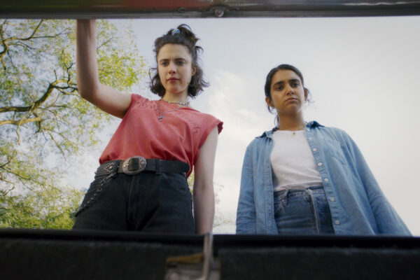 (L to R) Margaret Qualley as "Jamie" and Geraldine Viswanathan as "Marian" in director Ethan Coen's DRIVE-AWAY DOLLS, a Focus Features release. Credit: Courtesy of Working Title / Focus Features