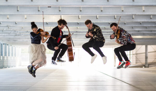Feuerbach Quartett Vier Musikerinnen und Musiker aus vier Nationen, die mit atemberaubender Spielfreude Beethoven, Queen und die Beatles in einem klassischen Streichquartett vereinen und so den Begriff „Kammermusik“ neu definieren. Foto: Jürgen Klieber