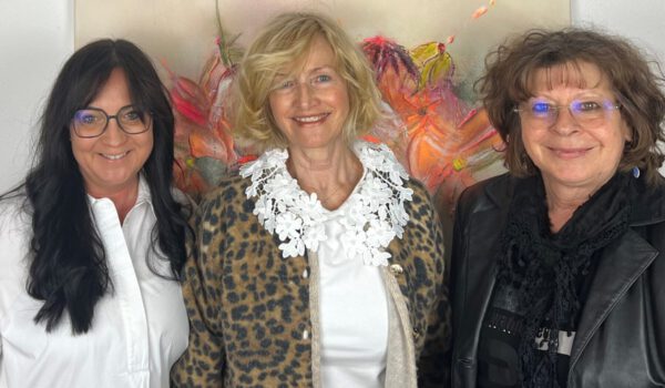 Petra Salzinger, Gerti Reitmeier und Conny Straubhaar-Tiffinger sind drei der 14 ausstellenden lokalen Künstlerinnen im Haus der Familie. Petra Salzinger, Gerti Reitmeier und Conny Straubhaar-Tiffinger sind drei der 14 ausstellenden lokalen Künstlerinnen im Haus der Familie.